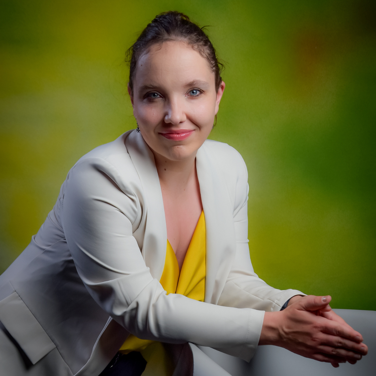 Natalia Bandach speaking at a growth marketing event